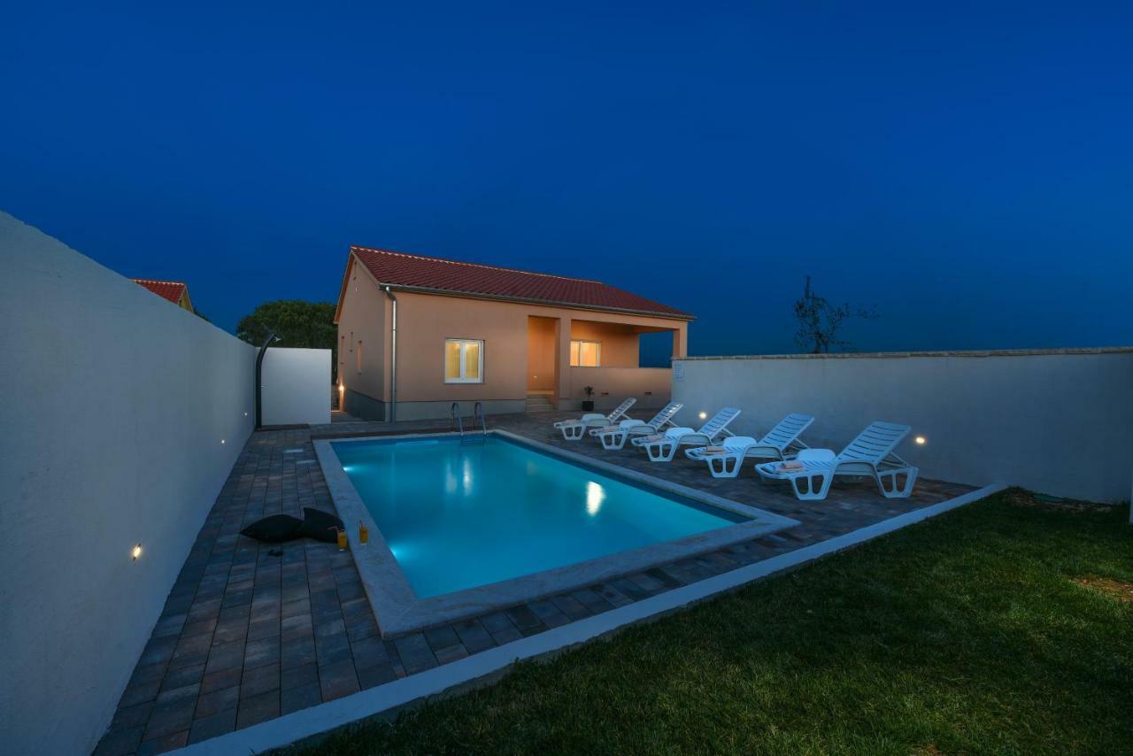 Holiday Home Luka ザダル エクステリア 写真