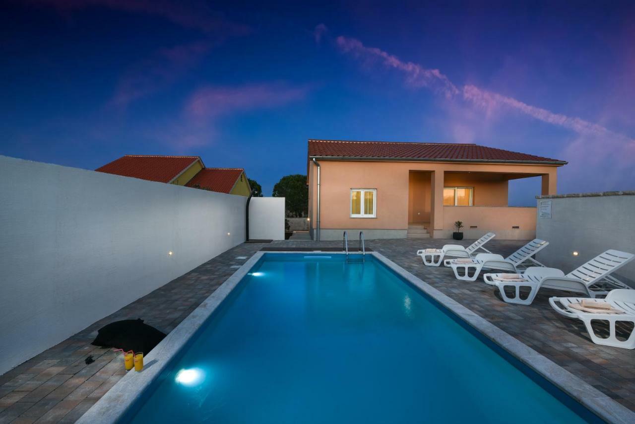 Holiday Home Luka ザダル エクステリア 写真
