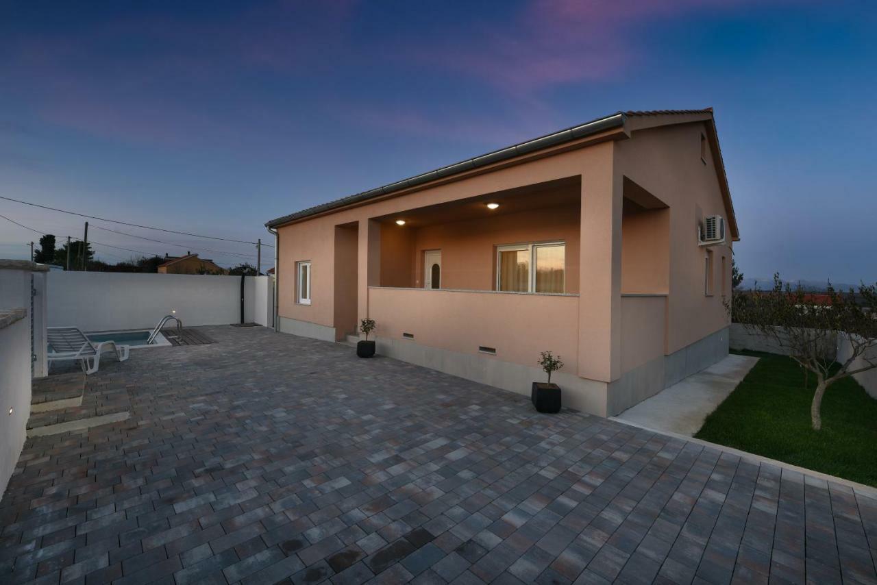 Holiday Home Luka ザダル エクステリア 写真
