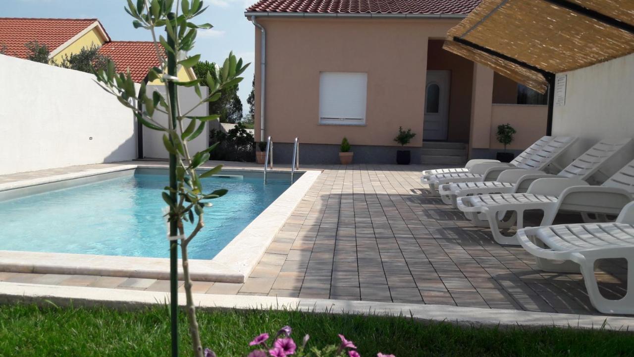 Holiday Home Luka ザダル エクステリア 写真